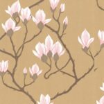 Behang met een patroon van roze magnoliabloemen en donkere takken op een beige achtergrond uit de Cole and Son Contemporary Collection.