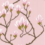 Behangpatroon met roze magnoliabloemen en donkergroene takken op een lichtroze achtergrond uit de Cole and Son Contemporary Collection.