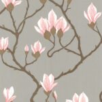 Behang met een patroon van roze magnoliabloemen en bruine takken op een grijze achtergrond uit de Cole & Son Contemporary Collection.