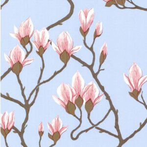 Behang met lichtroze magnoliabloemen en bruine takken op een lichtblauwe achtergrond uit de Cole and Son Magnolia 72/3011 collectie.