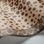 Behang met een luipaardprint en een decoratieve rand uit de Cole and Son Zulu Border Ardmore collectie.
