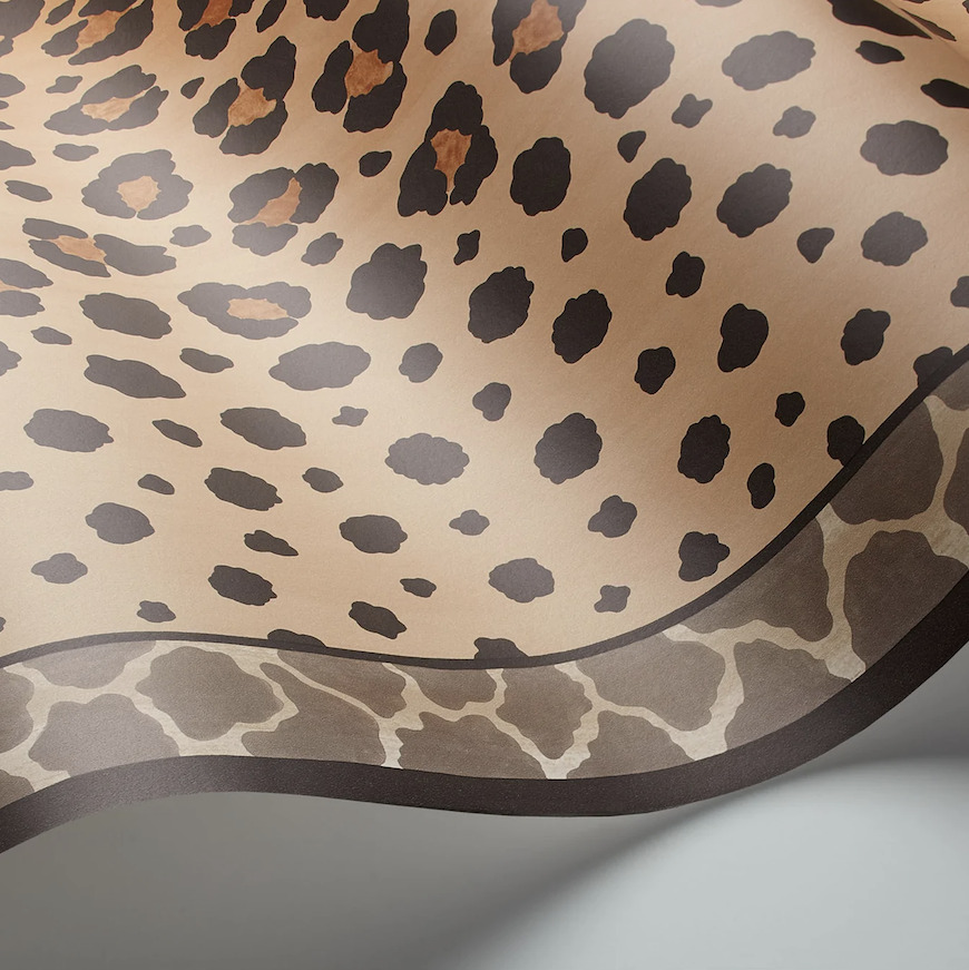 Behang met een luipaardprint en een decoratieve rand uit de Cole and Son Zulu Border Ardmore collectie.