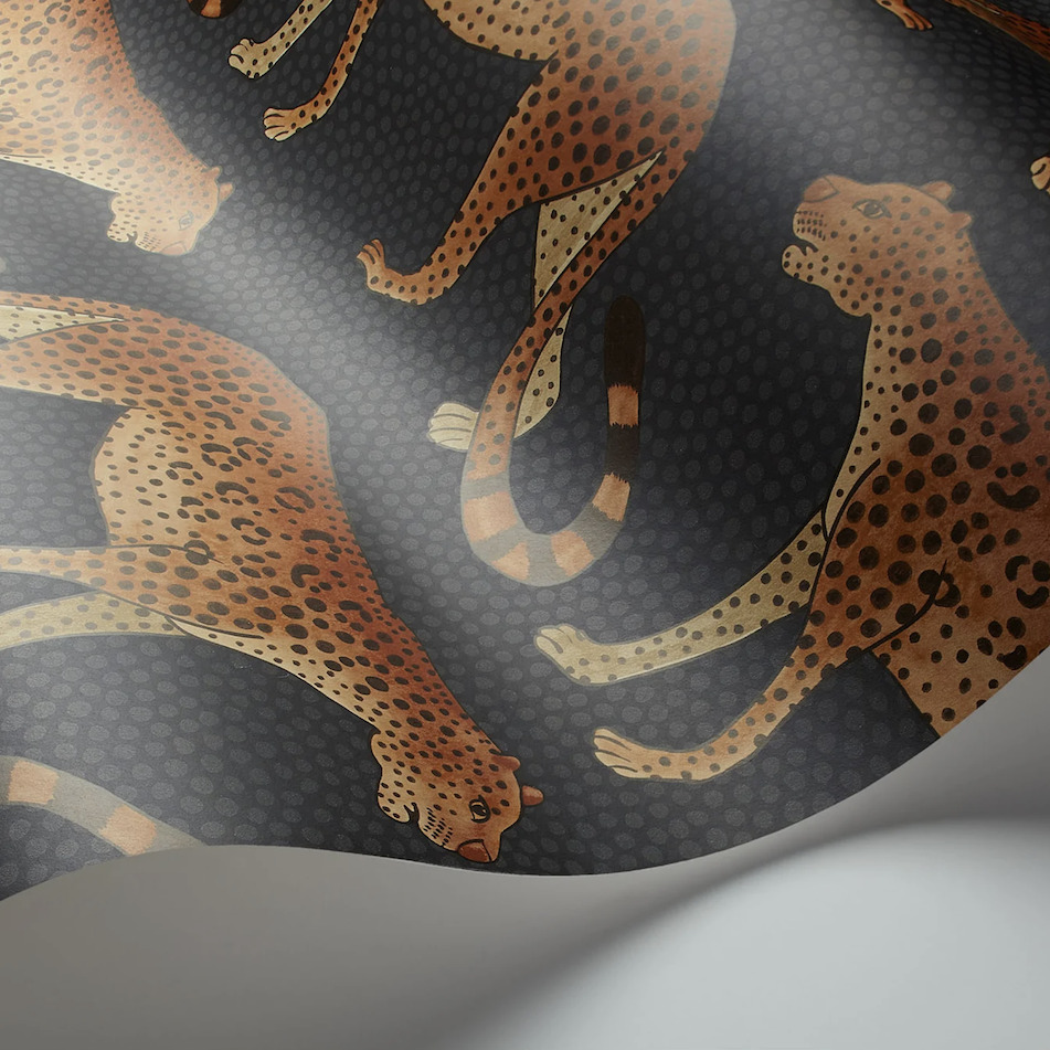 Detail van het Cole and Son Leopard Walk behang met illustratieve luipaarden op een donker gespikkelde achtergrond.