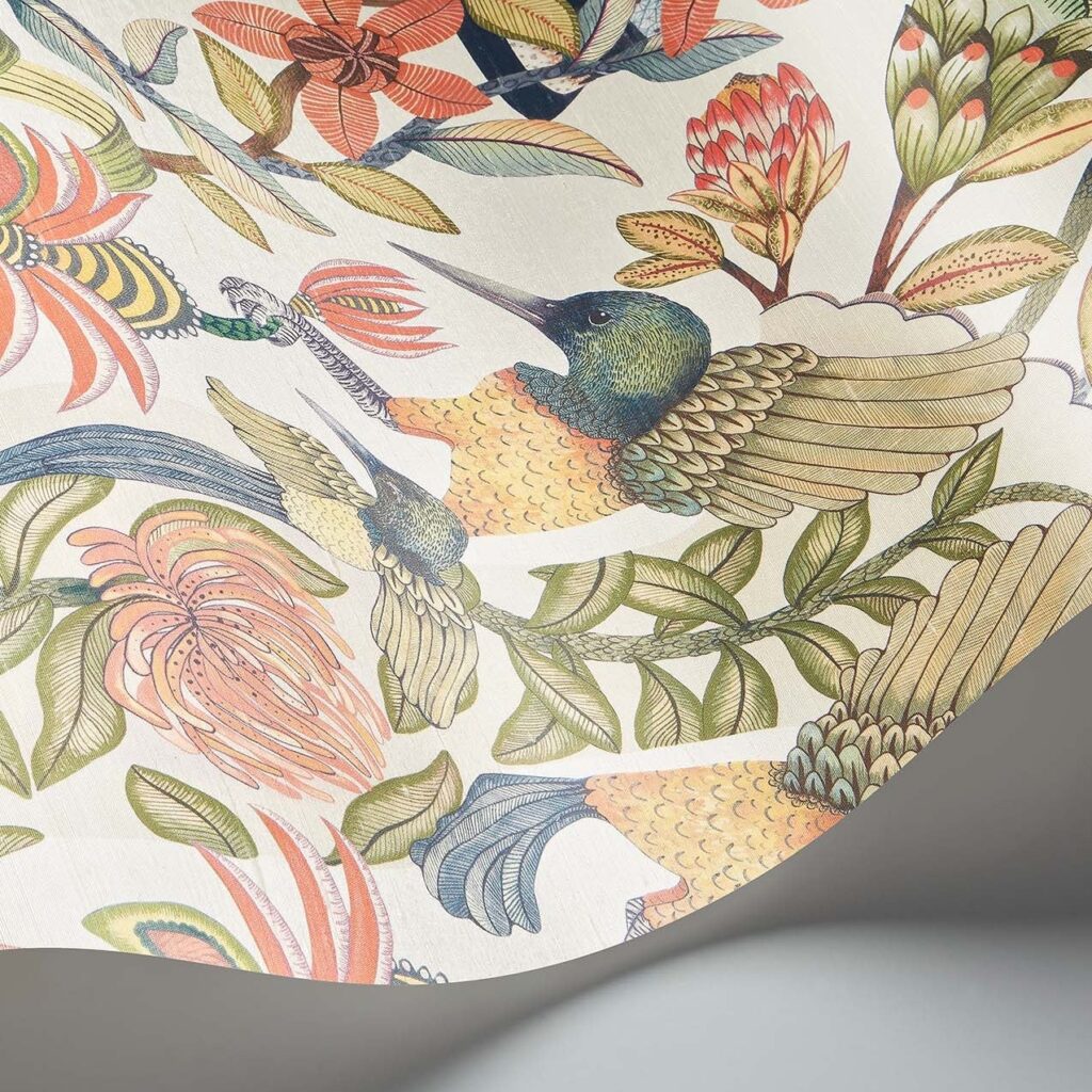 Detail van het Cole & Son Ardmore Jabula behang met een kleurrijke illustratie van tropische vogels en proteabloemen op een zijden achtergrond.
