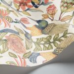 Detail van het Cole & Son Ardmore Jabula behang met een kleurrijke illustratie van tropische vogels en proteabloemen op een zijden achtergrond.
