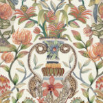 Decoratief patroon van Cole & Son met een kleurrijke vaas, exotische bloemen en planten uit het Ardmore Jabula Protea Garden Silk-ontwerp.