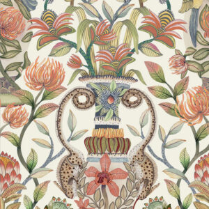 Decoratief patroon van Cole & Son met een kleurrijke vaas, exotische bloemen en planten uit het Ardmore Jabula Protea Garden Silk-ontwerp.