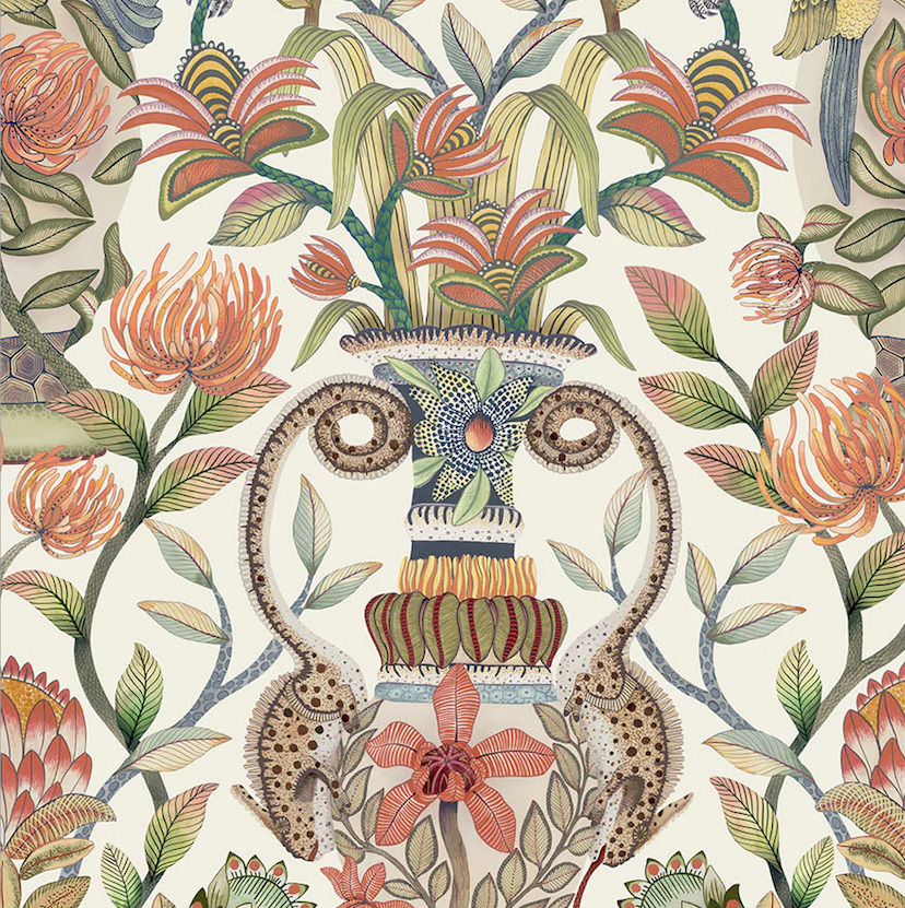 Decoratief patroon van Cole & Son met een kleurrijke vaas, exotische bloemen en planten uit het Ardmore Jabula Protea Garden Silk-ontwerp.