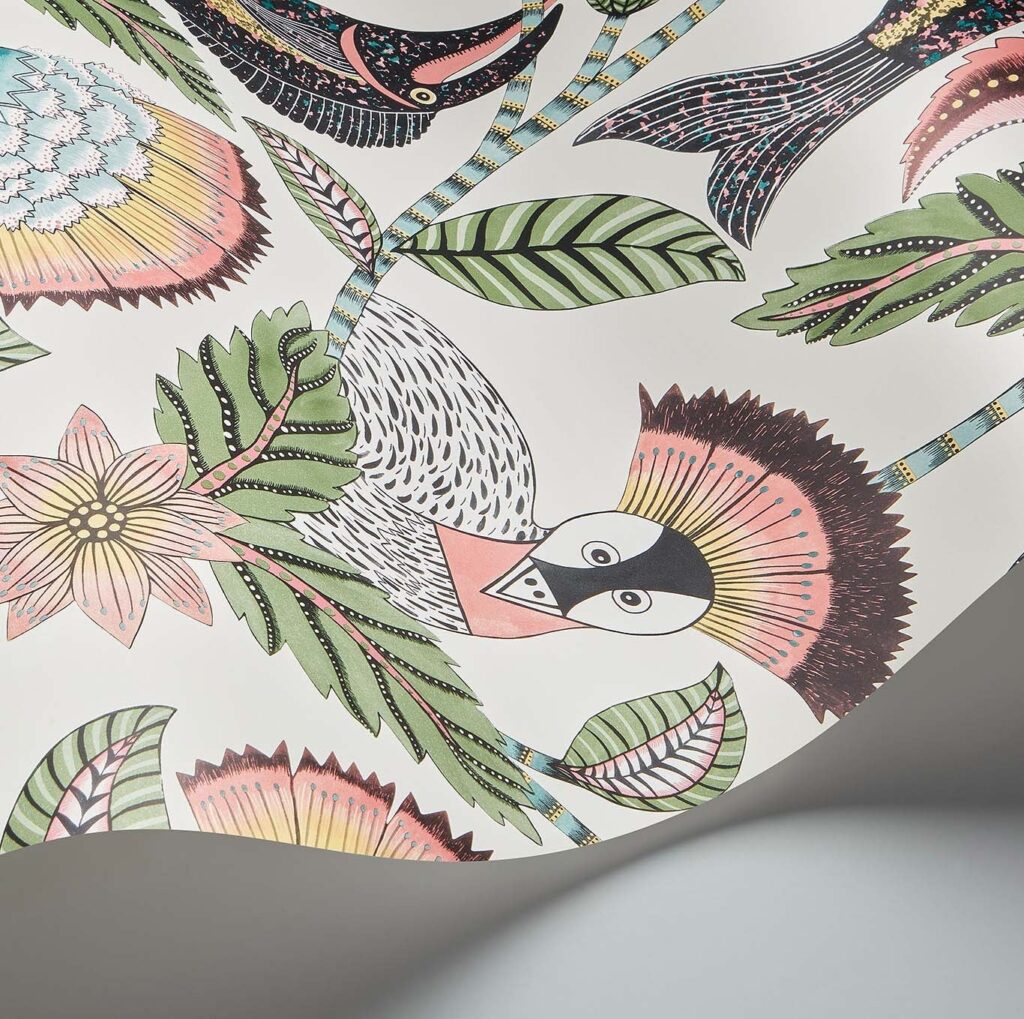 Gedetailleerde afbeelding van het Cole & Son Ardmore Jabula Nene behang met een kleurrijke vogel en tropische planten.