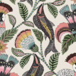 Illustratief behangpatroon genaamd "Ardmore Jabula Nene" met kleurrijke vissen, exotische vogels, bloemen en bladeren in een tropisch ontwerp.