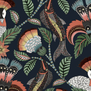 Decoratief patroon met gestileerde vissen, exotische vogels, kleurrijke bloemen en bladeren op een donkere achtergrond uit de Cole & Son Ardmore Jabula Nene collectie.