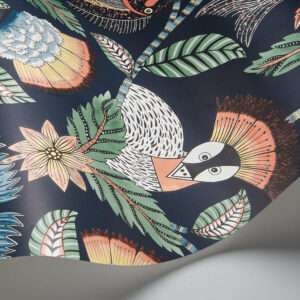 Gedetailleerde close-up van het Cole & Son Ardmore Jabula Nene-behang met kleurrijke bladeren, bloemen en een gestileerde vogel.