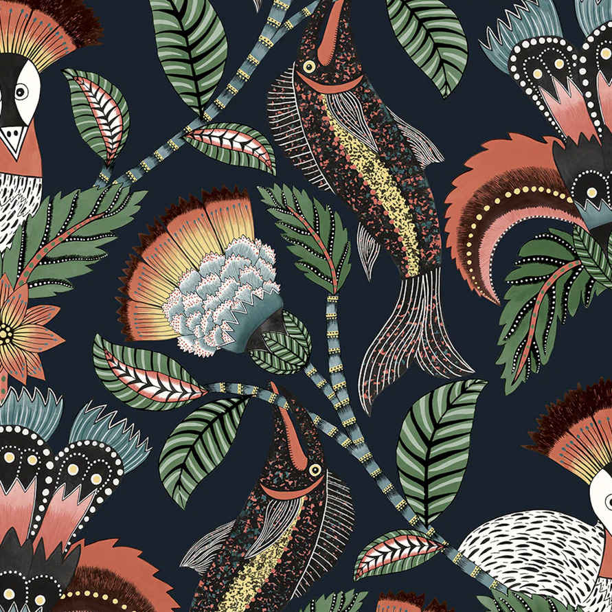 Decoratief patroon met gestileerde vissen, exotische vogels, kleurrijke bloemen en bladeren op een donkere achtergrond uit de Cole & Son Ardmore Jabula Nene collectie.
