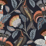 Decoratief patroon uit de Cole and Son Ardmore Jabula Nene collectie met gestileerde vissen, exotische vogels, bloemen en bladeren op een donkere achtergrond.