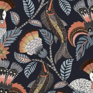 Decoratief patroon uit de Cole and Son Ardmore Jabula Nene collectie met gestileerde vissen, exotische vogels, bloemen en bladeren op een donkere achtergrond.