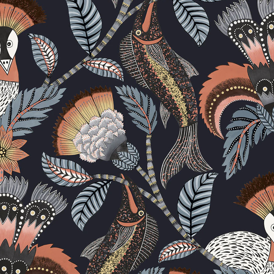 Decoratief patroon uit de Cole and Son Ardmore Jabula Nene collectie met gestileerde vissen, exotische vogels, bloemen en bladeren op een donkere achtergrond.