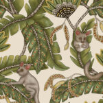 Illustratief behangpatroon van Cole and Son met bush baby's tussen grote tropische bladeren en gestileerde bloemen.