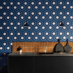 Moderne keuken met Cole and Son Hicks Grand behang in blauw hexagon-patroon en bruine tegels boven het aanrecht.
