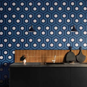 Moderne keuken met Cole and Son Hicks Grand behang in blauw hexagon-patroon en bruine tegels boven het aanrecht.