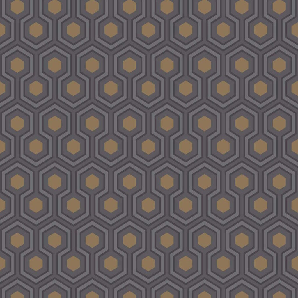 Behangpatroon Cole and Son Hicks Hexagon met goudkleurige zeshoeken en donkerblauwe geometrische vormen.