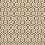 Beige en bruin Cole and Son Hicks' Hexagon behang met een retro zeshoekig patroon.