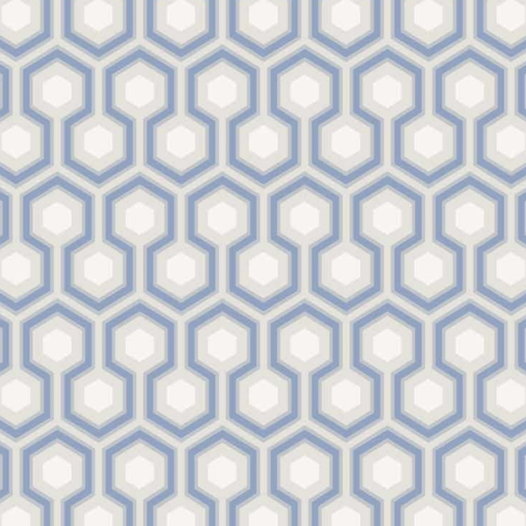 Behang met een geometrisch patroon van zeshoeken in blauw, grijs en wit uit de Cole and Son Hicks' Hexagon collectie.