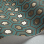 Close-up van het Cole and Son Hicks Hexagon behang met een geometrisch patroon in goud, turquoise en zwart.