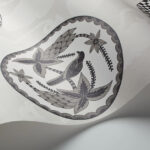 Detail van het Cole & Son Matrinah behang uit de Ardmore collectie met een gestileerde vogel en bloemen in grijstinten.