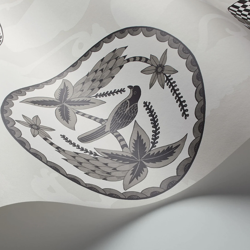 Detail van het Cole & Son Matrinah behang uit de Ardmore collectie met een gestileerde vogel en bloemen in grijstinten.