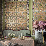 Rijk gedecoreerde eetkamer met Cole and Son Ardmore Jabula behang in Afrikaans jungle-thema en luxe gedekte tafel.