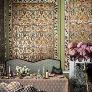 Rijk gedecoreerde eetkamer met Cole and Son Ardmore Jabula behang in Afrikaans jungle-thema en luxe gedekte tafel.