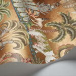 Detail van het Cole & Son Ardmore Jabula Afrika Kingdom behang met fantasierijke Afrikaanse dieren en tropische planten op een warme bruine achtergrond.