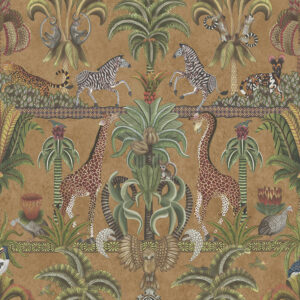 Decoratief Ardmore Jabula behang van Cole and Son met Afrikaanse dieren, palmbomen en exotische planten op een bruine achtergrond.