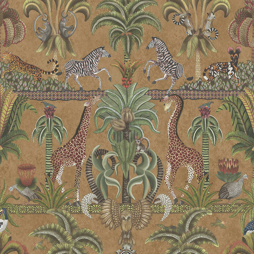 Decoratief Ardmore Jabula behang van Cole and Son met Afrikaanse dieren, palmbomen en exotische planten op een bruine achtergrond.