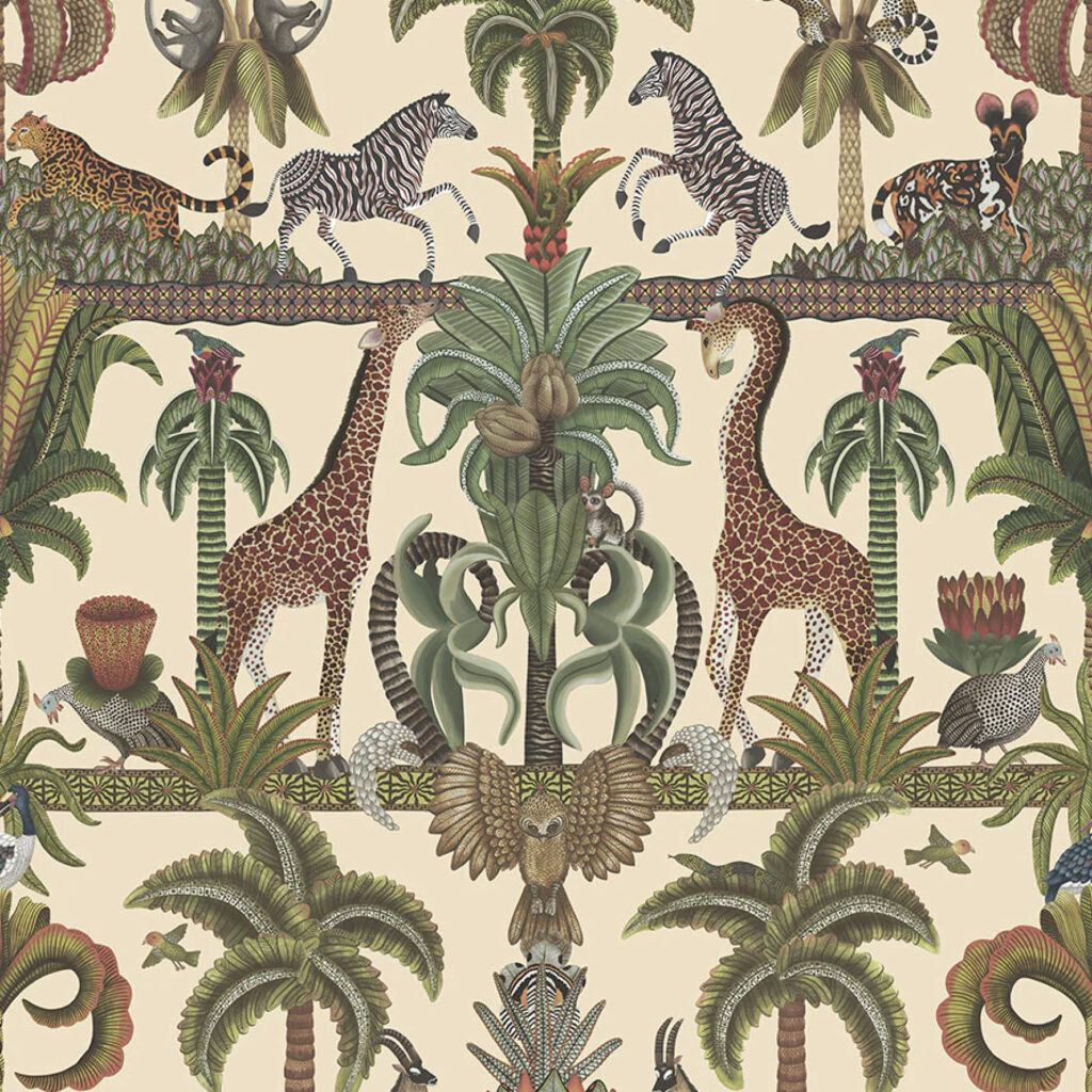 Gedetailleerd Ardmore Jabula Afrika Kingdom behang met kleurrijke exotische dieren en tropische planten op een beige achtergrond.