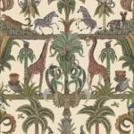 Gedetailleerd Ardmore Jabula Afrika Kingdom behang met kleurrijke exotische dieren en tropische planten op een beige achtergrond.