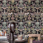Decoratief behang van Cole & Son uit de Ardmore Jabula-collectie met een Afrikaans junglethema, rijk aan wilde dieren en tropische planten op een donkere achtergrond.