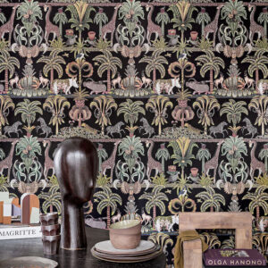 Decoratief behang van Cole & Son uit de Ardmore Jabula-collectie met een Afrikaans junglethema, rijk aan wilde dieren en tropische planten op een donkere achtergrond.