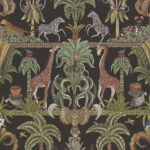 Decoratief Cole & Son Ardmore Jabula behang met Afrikaans jungle-patroon, inclusief giraffen, zebra’s, luipaarden en exotische planten op een donkere achtergrond.