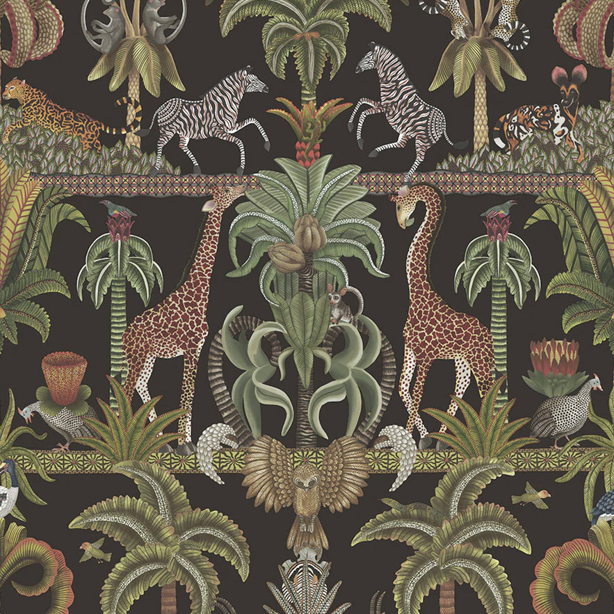 Decoratief Cole & Son Ardmore Jabula behang met Afrikaans jungle-patroon, inclusief giraffen, zebra’s, luipaarden en exotische planten op een donkere achtergrond.