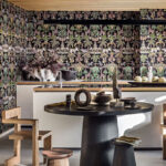 Moderne keuken met Cole and Son Ardmore Jabula Afrika Kingdom behang met kleurrijk junglepatroon en houten meubels.