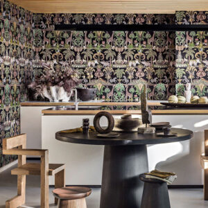 Moderne keuken met Cole and Son Ardmore Jabula Afrika Kingdom behang met kleurrijk junglepatroon en houten meubels.