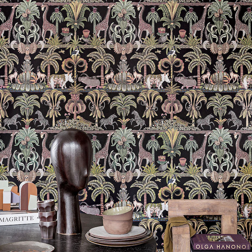 Decoratief behang van Cole & Son uit de Ardmore Jabula-collectie met een Afrikaans junglethema, rijk aan wilde dieren en tropische planten op een donkere achtergrond.