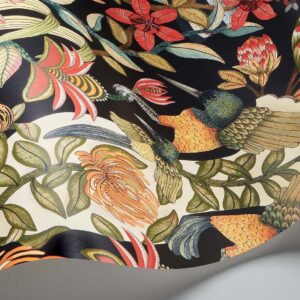 Gedetailleerd behangpatroon uit de Cole & Son Ardmore Jabula-collectie met kleurrijke vogels, protea-bloemen en weelderig tropisch blad op een contrasterende achtergrond.