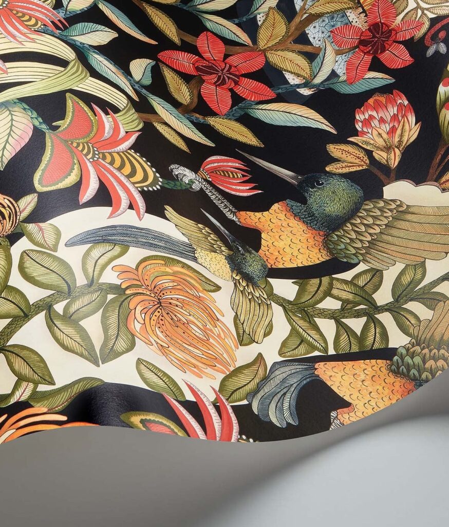 Gedetailleerd behangpatroon uit de Cole & Son Ardmore Jabula-collectie met kleurrijke vogels, protea-bloemen en weelderig tropisch blad op een contrasterende achtergrond.