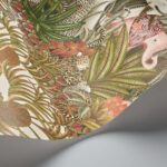 Detail van het Cole & Son Ardmore Jabula behang met kleurrijke junglebladeren, luipaarden en een roze olifant.