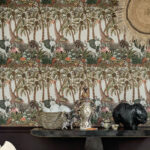 Behang met een kleurrijk jungletafereel uit de Ardmore Jabula-collectie van Cole & Son, met decoratieve dieren en exotische planten.