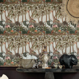 Behang met een kleurrijk jungletafereel uit de Ardmore Jabula-collectie van Cole & Son, met decoratieve dieren en exotische planten.