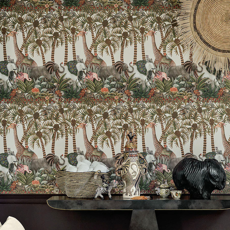 Behang met een kleurrijk jungletafereel uit de Ardmore Jabula-collectie van Cole & Son, met decoratieve dieren en exotische planten.