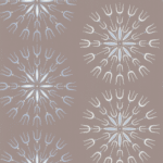 Beige behang met herhalend Fioretti-patroon van witte en lichtblauwe gestileerde bloemen van Cole and Son.